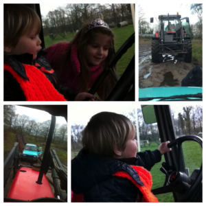 De kinderen redden papa met hun tractor uit de modder...